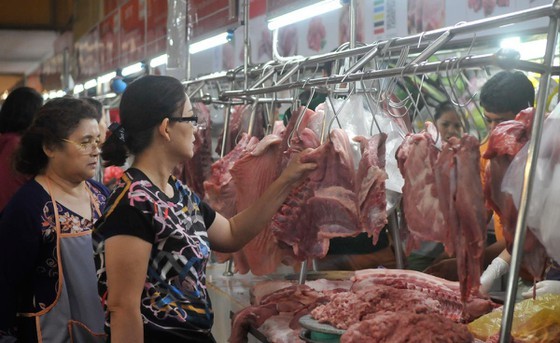Mua thịt heo tại chợ Bến Thành. Ảnh: CAO THĂNG