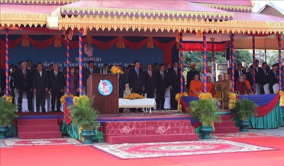 Thủ tướng Vương quốc Campuchia Samdech Akka Moha Sena Padei Techo Hun Sen và các đại biểu tại lễ kỷ niệm. Ảnh: TTXVN