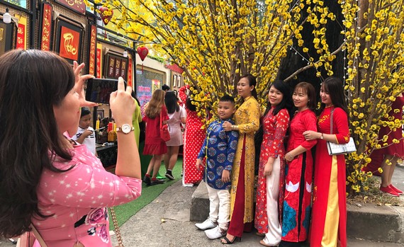 Áo dài truyền thống được nhiều bạn trẻ lựa chọn chụp hình  tại đường mai phố Ông Đồ