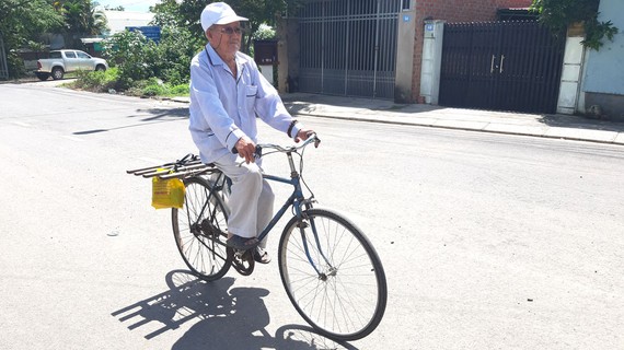 Cụ Bình đạp xe đi bán đậu phộng để kiếm tiền làm từ thiện