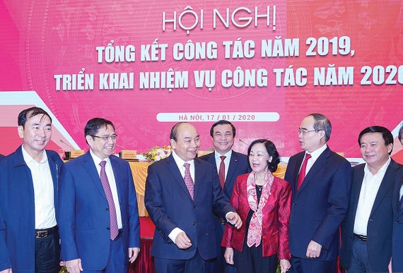 Thủ tướng  Nguyễn Xuân Phúc cùng các đại biểu  trao đổi bên lề hội nghị. Ảnh: VIẾT CHUNG