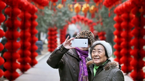 Dùng smartphone selfie trong hội chợ xuân ở Bắc Kinh