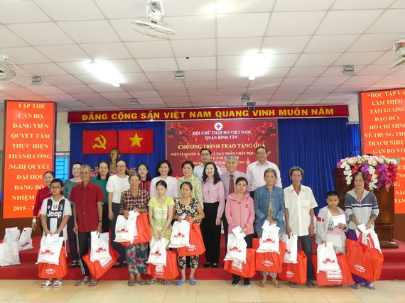 60 triệu đồng giúp người nghèo quận Bình Tân