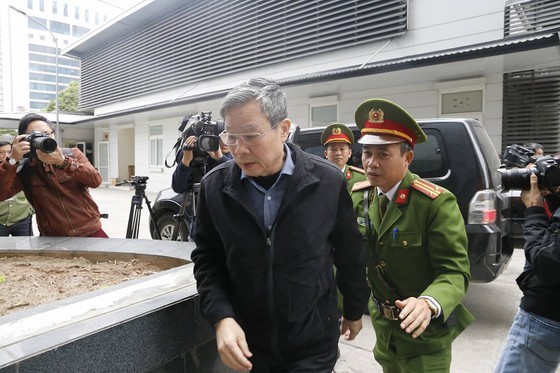 Ông Nguyễn Bắc Son bước vào phòng tuyên án sáng ngày 28-12. Ảnh: ĐỖ TRUNG