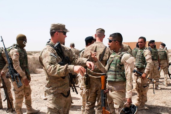 Binh sĩ Mỹ trong buổi huấn luyện cho quân đội Iraq. Ảnh: AP.