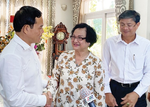 Đồng chí Trần Lưu Quang thăm nguyên Bộ trưởng Bộ Y tế Trần Thị Trung Chiến. Ảnh: TẤN BA 