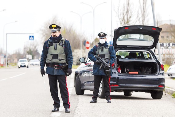 Cảnh sát Italy tại chốt chặn giữa hai tỉnh được phong tỏa Modena và Bologna hôm 9-3. Ảnh: GETTY