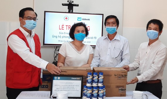 Cơ quan đại diện phía Nam - Hội Chữ thập đỏ Việt Nam tổ chức thăm và tặng đội ngũ y bác sĩ nơi tuyến đầu phòng, chống dịch Covid-19 tại huyện Cần Giờ 