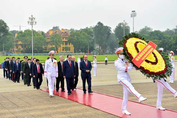 Đoàn đại biểu Lãnh đạo Đảng, Nhà nước đặt vòng hoa và vào Lăng viếng Chủ tịch Hồ Chí Minh.  Ảnh: TTXVN