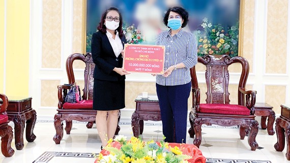 Đại diện Lãnh đạo Công ty TNHH MTV Xổ số Kiến thiết TPHCM trao tặng 10 tỷ đồng đến Lãnh đạo Ủy ban MTTQ Việt Nam TPHCM để phòng chống dịch Covid-19