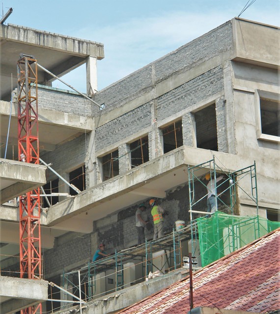 Dự án xây dựng và mở rộng Trường Tiểu học Nguyễn Sơn Hà  (quận 3) đang vào khâu hoàn thiện. Ảnh: HOÀNG HÙNG