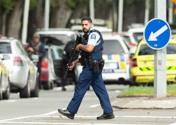 Cảnh sát New Zealand tại hiện trường một vụ xả súng. Ảnh: Reuters.