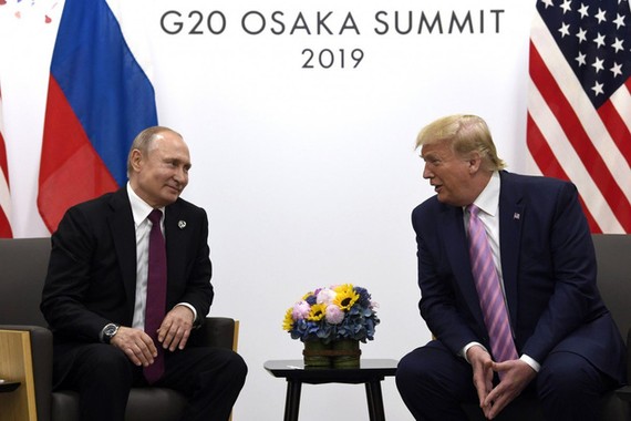 Tổng thống Nga Vladimir Putin và Tổng thống Mỹ Donald Trump bên thềm Thượng đỉnh G20 năm 2019. Ảnh: AP