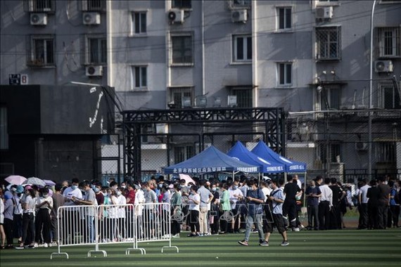Người dân xếp hàng chờ xét nghiệm COVID-19 tại Bắc Kinh, Trung Quốc, ngày 16-6-2020. Nguồn: TTXVN
