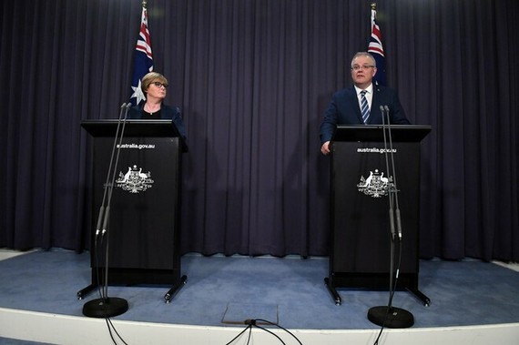 Thủ tướng Australia Scott Morrison (bên phải) cho biết, hàng loạt tổ chức của nước này bao gồm chính phủ và doanh nghiệp đã bị một nhóm tin tặc nước ngoài tấn công mạng trong vài tháng gần đây. Ảnh: REUTRES