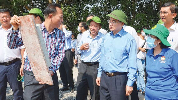 Bí thư Thành ủy TPHCM Nguyễn Thiện Nhân  tìm hiểu nguyên nhân xây dựng  không phép  tại xã  Vĩnh Lộc A, huyện  Bình Chánh. Ảnh:  VIỆT DŨNG