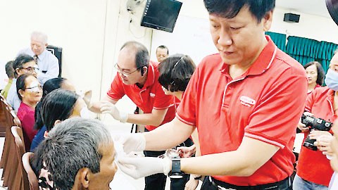 Dai-ichi Life Việt Nam tiếp tục mang lại ánh sáng cho hơn 500 bệnh nhân nghèo bị đục thủy tinh thể