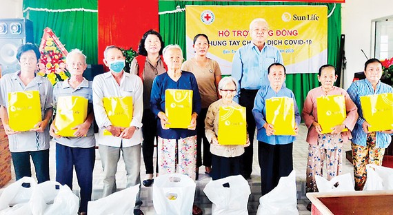 Sun Life Việt Nam trao quà cho các gia đình bị ảnh hưởng bởi Covid-19