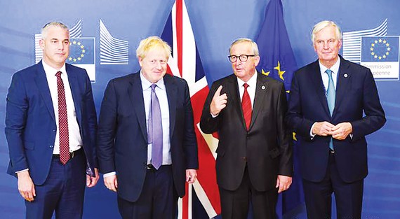 Thủ tướng Anh Boris Johnson (thứ 2 từ trái sang) tham dự hội nghị bàn về Brexit  với giới chức EU vào cuối năm 2019