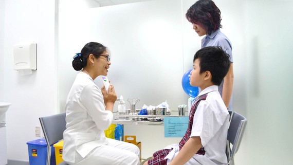 Bác sĩ tư vấn cho phụ huynh tiêm vaccine  phòng ngừa bạch hầu cho trẻ