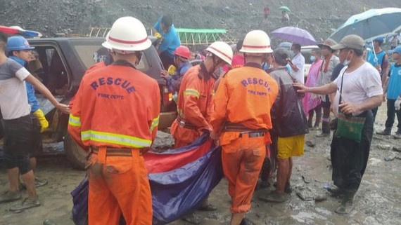  Lực lượng cứu hộ đưa thi thể ra khởi nơi xảy ra lở đất ở bangKachin, Myanmar ngày 2-7. Ảnh:  REUTERS