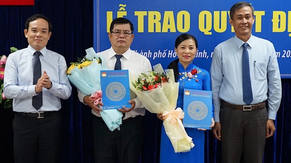 Phó Bí thư Thường trực Thành ủy TPHCM Trần Lưu Quang (bìa trái)  và Trưởng ban Công tác phía Nam Cơ quan Ủy ban Trung ương MTTQ Việt Nam Võ Văn Thiện (bìa phải) trao quyết định nhân sự mới