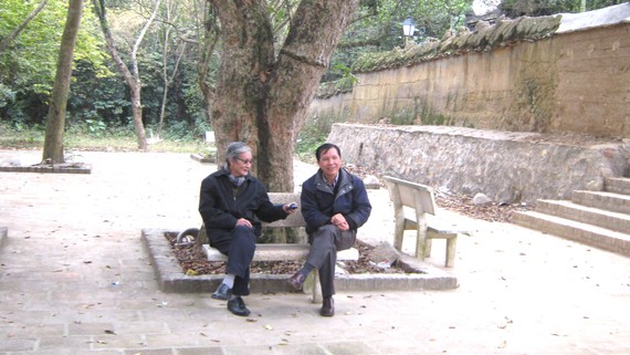Nhà thơ Vũ Từ Trang (phải) và nhà văn Nguyễn Xuân Khánh  ở sân chùa Bổ Đà, tỉnh Bắc Giang