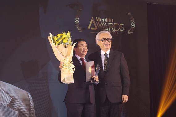 PGS.TS. Nguyễn Mạnh Hùng, Hiệu trưởng Trường ĐH Nguyễn Tất Thành được vinh danh tại Lễ trao giải Men&life Awards