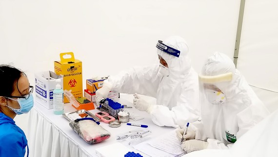 Lấy mẫu xét nghiệm cho người nghi nhiễm virus SARS-CoV-2