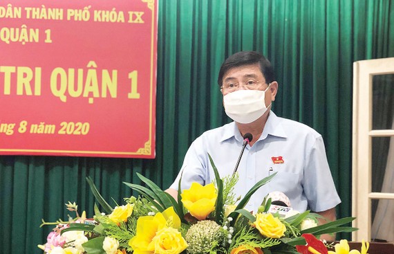 Chủ tịch UBND TPHCM Nguyễn  Thành Phong  trả lời ý kiến  cử tri.  Ảnh: MAI HOA