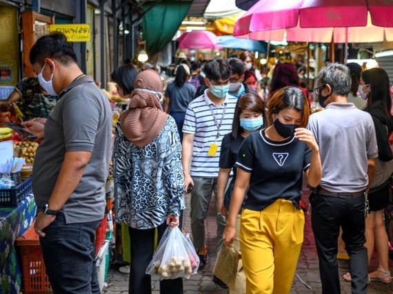 Người dân đeo khẩu trang phòng lây nhiễm COVID-19 khi mua sắm tại một khu chợ ở Bangkok, Thái Lan. Nguồn: TTXVN