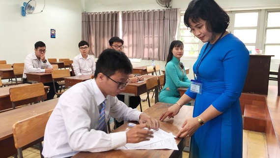 Ứng viên tham gia vòng thi  thực hành xét tuyển giáo viên  vào các trường THPT ở TPHCM năm học 2019-2020
