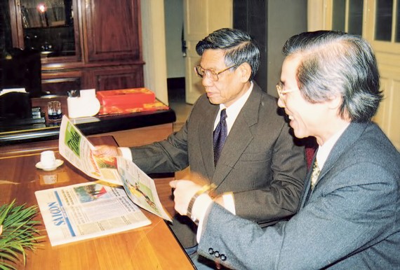 Đồng chí Lê Khả Phiêu xem các ấn phẩm Báo SGGP Ảnh tư liệu Báo SGGP