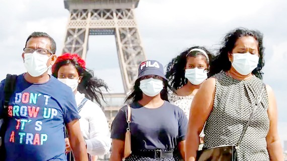 Người dân Pháp đeo khẩu trang tại thủ đô Paris