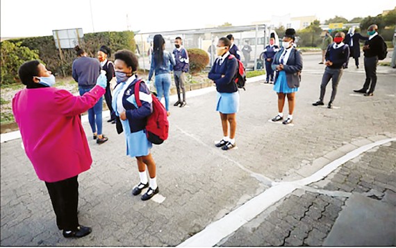 Kiểm tra thân nhiệt học sinh trước khi vào lớp tại Cape Town, Nam Phi