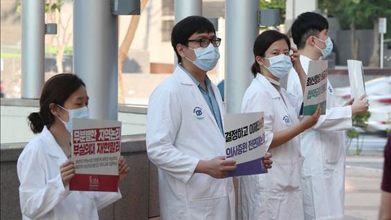 Các bác sĩ tham gia đình công phản đối kế hoạch cải tổ ngành y tại Seoul, Hàn Quốc ngày 26-8-2020. Ảnh: YONHAP/TTXVN