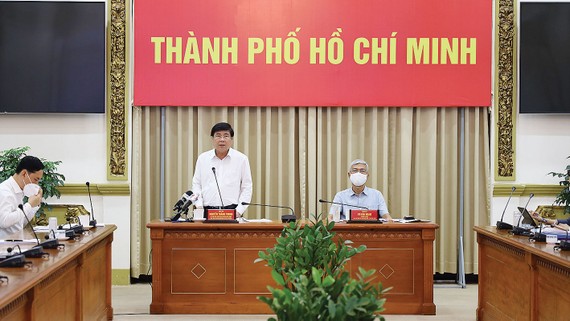   Chủ tịch UBND TPHCM Nguyễn Thành Phong phát biểu tại cuộc họp. Ảnh: Trung tâm Báo chí TPHCM