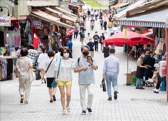 Người dân đeo khẩu trang phòng lây nhiễm COVID-19 tại một chợ ở Seoul, Hàn Quốc, ngày 1-9-2020. Ảnh: THX/TTXVN
