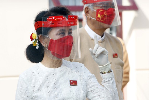 Bà Aung San Suu Kyi trong cuộc vận động tranh cử ngày 8-9 tại Naypyitaw. Ảnh: AP