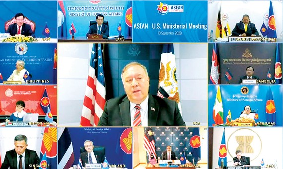 Ngoại trưởng Mỹ Mike Pompeo (ảnh giữa) phát biểu trong hội nghị trực tuyến  với Ngoại trưởng các nước ASEAN 