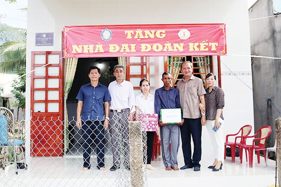 Trao tặng nhà “Đại đoàn kết” tại xã Đức Bình, huyện Tánh Linh và huyện Phú Quý, Bình Thuận