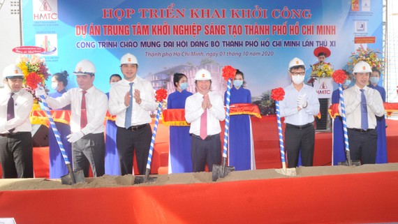 Chủ tịch UBND TPHCM Nguyễn Thành Phong cùng các đại biểu thực hiện nghi thức khởi công dự án. Ảnh: CAO THĂNG