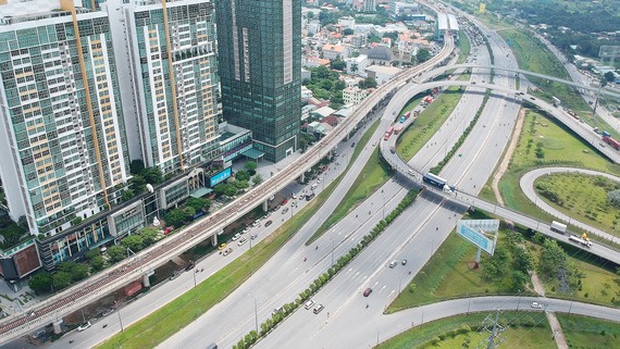 Xa lộ Hà Nội và  metro Bến Thành - Suối Tiên đoạn qua quận 2, TPHCM. Ảnh: CAO THĂNG