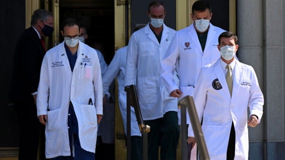 Đội ngũ bác sĩ của Tổng thống Trump trong cuộc họp báo ngày 4-10. Ảnh: REUTRES