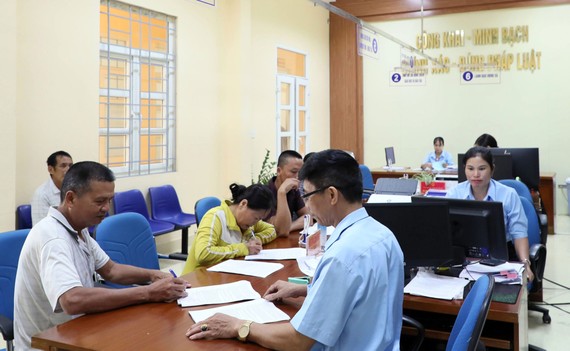 Hoạt động tiếp dân, giải quyết thủ tục hành chính tại “văn phòng 1 cửa” xã Tân Bình, huyện Đầm Hà, tỉnh Quảng Ninh. Ảnh: QUANG PHÚC