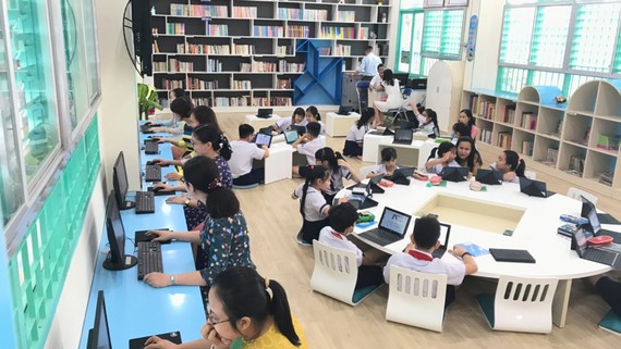 Học sinh Trường Tiểu học Đống Đa (quận Tân Bình) đọc sách tại thư viện thông minh
