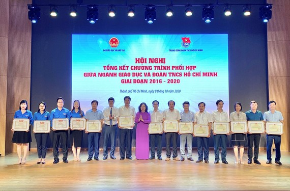 Các tập thể nhận Bằng khen đạt thành tích xuất sắc trong việc thực hiện các chương trình phối hợp giữa ngành GD-ĐT và Trung ương Đoàn TNCS Hồ Chí Minh giai đoạn 2016-2020. Nguồn:giaoducthoidai.vn