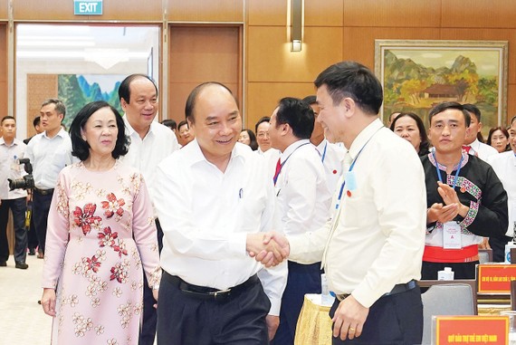 Thủ tướng Nguyễn Xuân Phúc gặp mặt các cá nhân xuất sắc  trong công tác dân vận. Ảnh: QUANG PHÚC