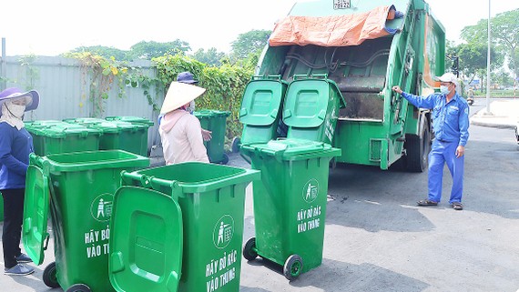 Thu gom rác tại một khu dân cư ở huyện Bình Chánh. Ảnh: THÀNH TRÍ