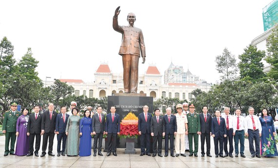 Ban Thường vụ Thành ủy TPHCM cùng các đại biểu tham dự đại hội Đảng bộ TPHCM lần thứ XI dâng hoa tại Tượng đài Chủ tịch Hồ Chí Minh. Ảnh: VIỆT DŨNG